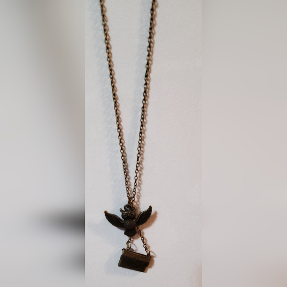 Necklace owl with satchel